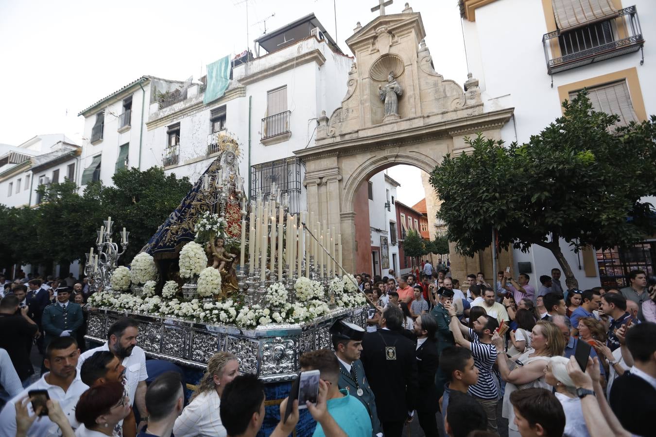 La histórica procesión del Sagrado Corazón, la Virgen de los Dolores y San Rafael por Córdoba, en imágenes