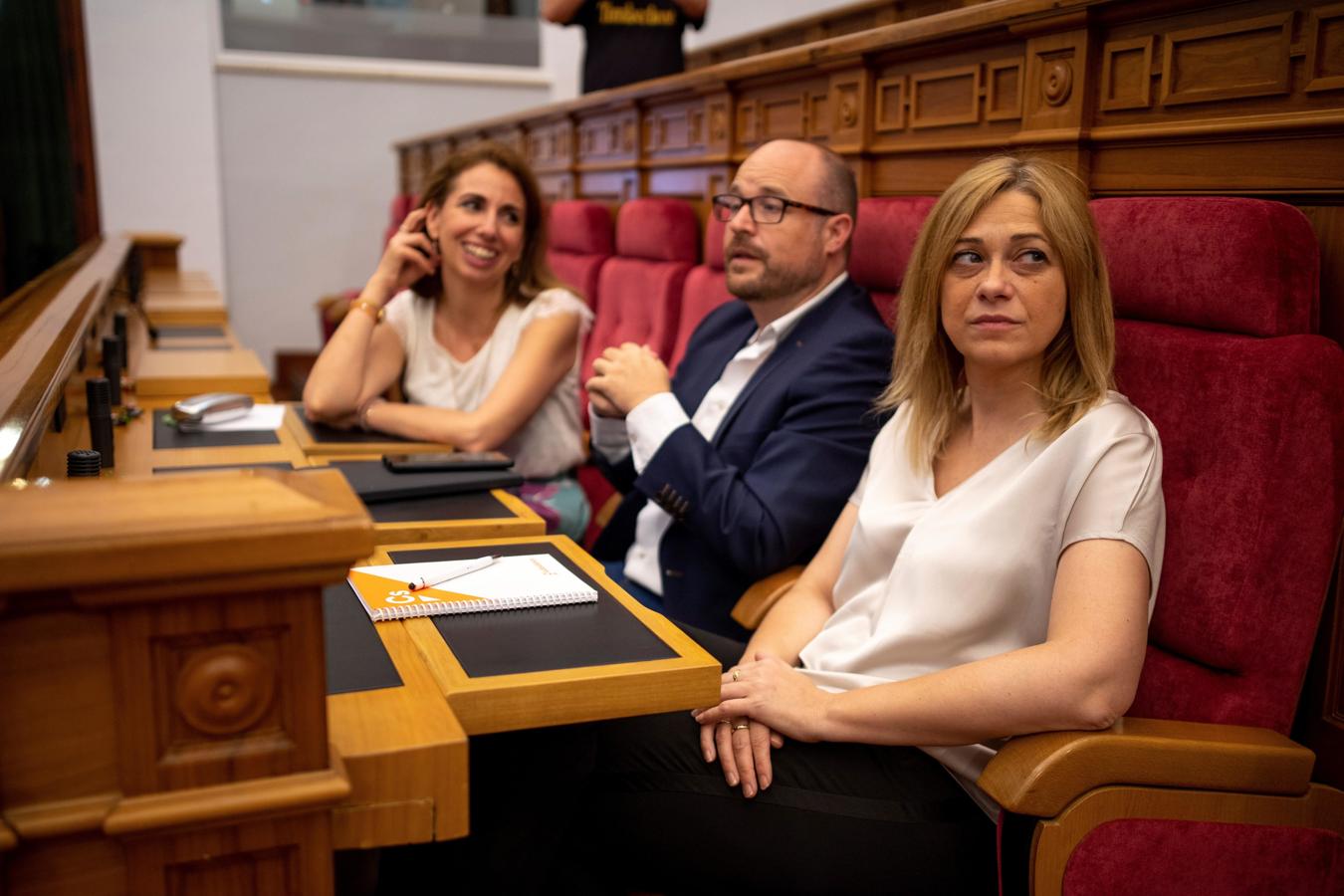 Carmen Picazo, portavoz de Ciudadanos, con sus dos compañeros de escaño. 