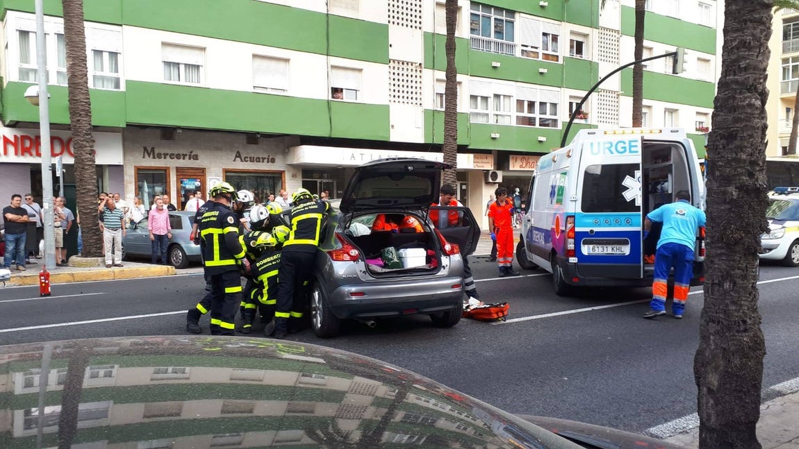 Tres heridos en un aparatoso accidente en la Avenida Cayetano del Toro en Cádiz