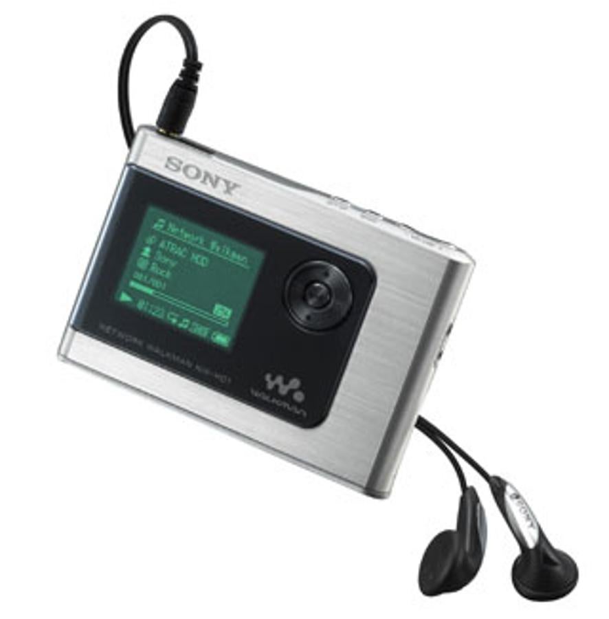 La era digital. El Sony Walkman NW-HD1 permitía, en 2004, reproducir archivos en formato MP3. Era rival del iPod