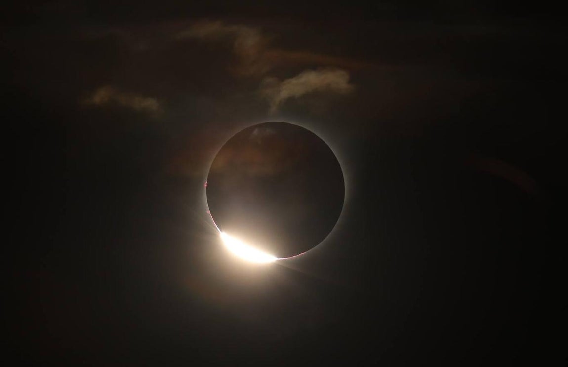 Así se vio el gran eclipse sudamericano. Miles de personas se congregaron en distintos lugares de Chile y Argentina para contemplar el espectáculo astronómico