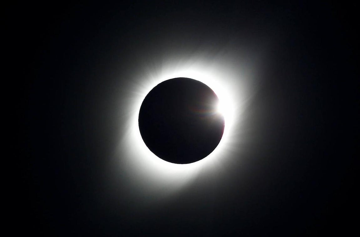 Así se vio el gran eclipse sudamericano. Es el único eclipse solar total del año. Comenzó su camino en el Pacífico sur, cerca de la isla Pitcaerin, y terminó en tierra habiendo tocado solo dos países: Chile y Argentina