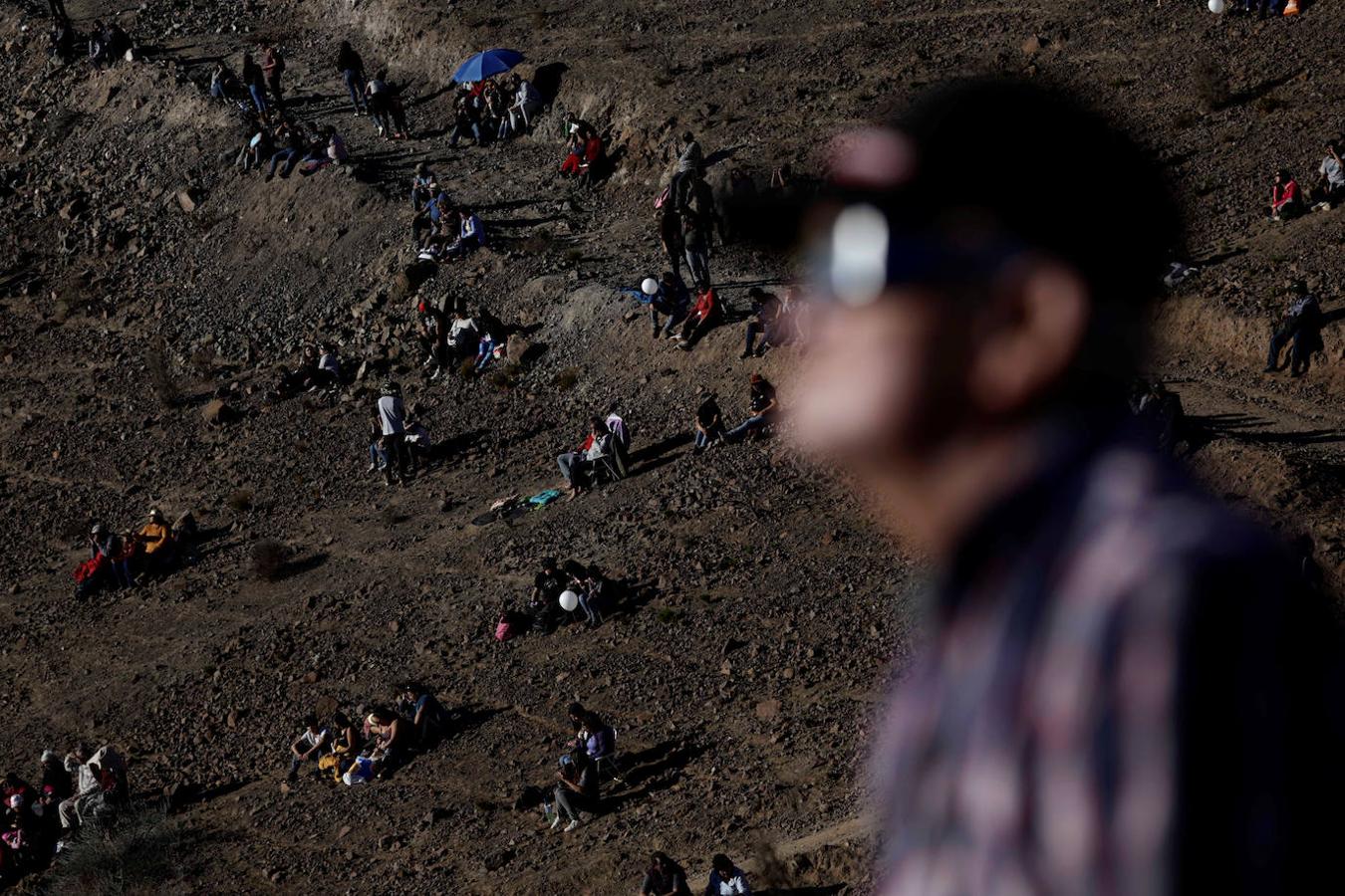 Así se vio el gran eclipse sudamericano. Miles de personas se congregaron en distintos lugares de Chile y Argentina para contemplar el espectáculo astronómico