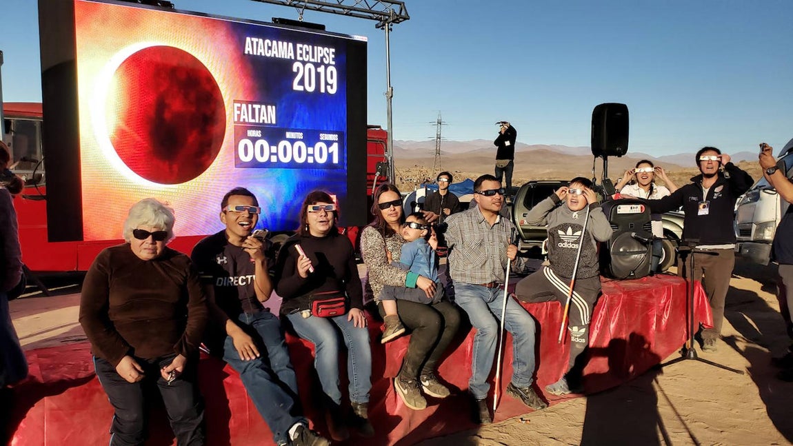 Así se vio el gran eclipse sudamericano. Miles de personas se congregaron en distintos lugares de Chile y Argentina para contemplar el espectáculo astronómico