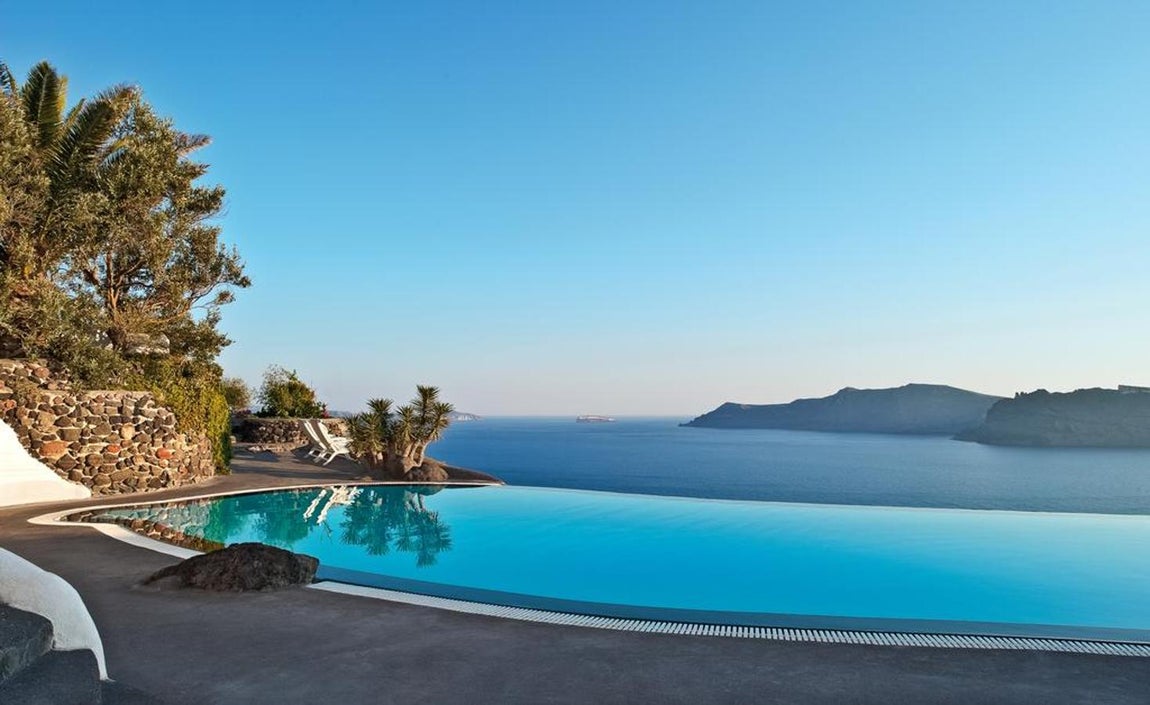 Grace Santorini, Santorini, Grecia. Uno de los hoteles con más calidad de la isla griega… Elegir este hotel en Fira, Santorini, es querer disfrutar de lujo y de su bonita piscina azul celeste rodeada de blanco. ¡Las vistas desde este lugar son impresionantes! Además de la ‘pool infinity’, el hotel cuenta con alguna que otra piscina más, respetando siempre el característico decorado y colores de Grecia. Su disponibilidad es siempre baja porque está reservado al completo casi siempre, y la noche ronda los 400 euros.