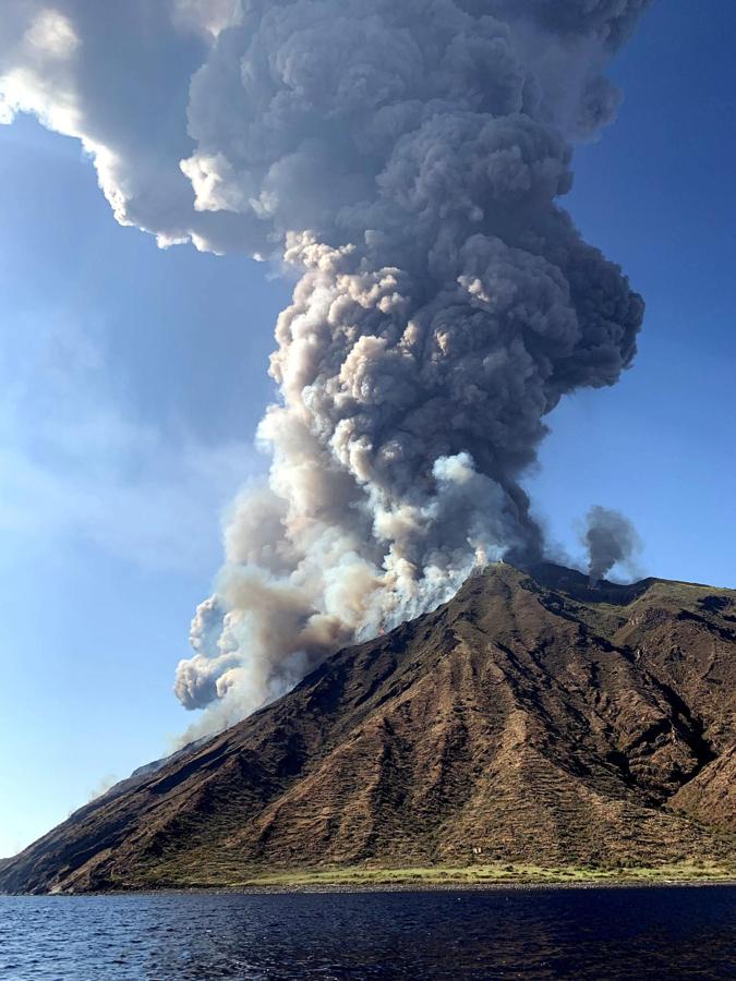 Ha generado una columna de humo y cenizas de dos kilómetros de alto, con lapilli o pequeñas piedras de diversos tamaños. 