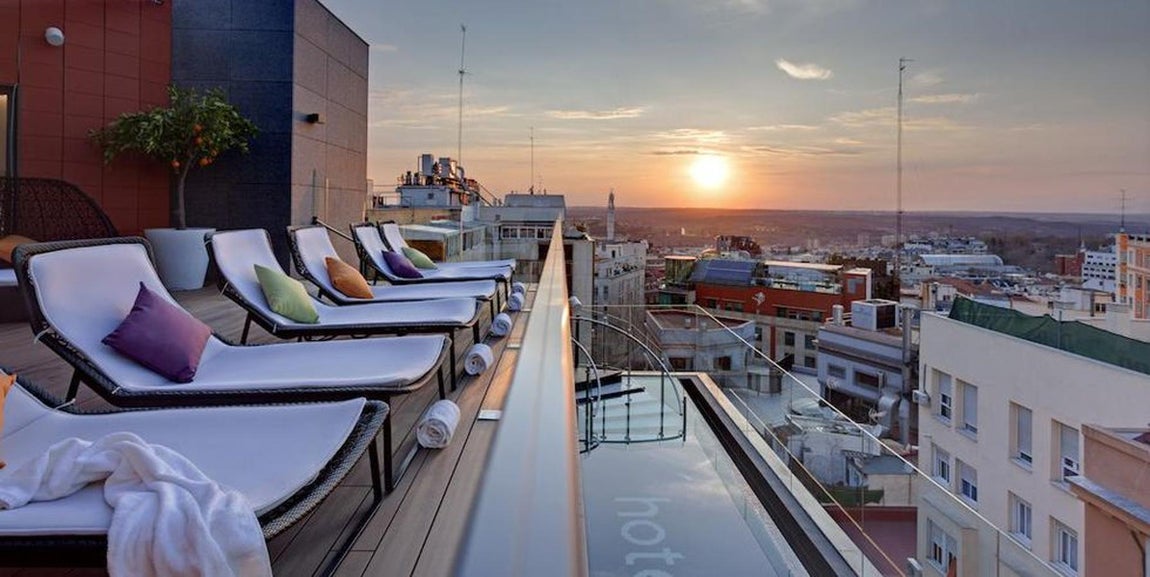 Hotel Índigo, Madrid, España. Se encuentra situado en pleno bullicio madrileño, pero si tu opción es la de pasar unos días en este hotel, desde su piscina no sentirás que estás en pleno centro de la ciudad. El hotel Índigo, en Gran Vía, tiene una ‘infinity pool’ en lo alto de su bloque, con privilegiadas vistas al cielo de Madrid. Solo pueden acceder los huéspedes del hotel, pero merece la pena hacer una reserva para disfrutar de esta ubicación.