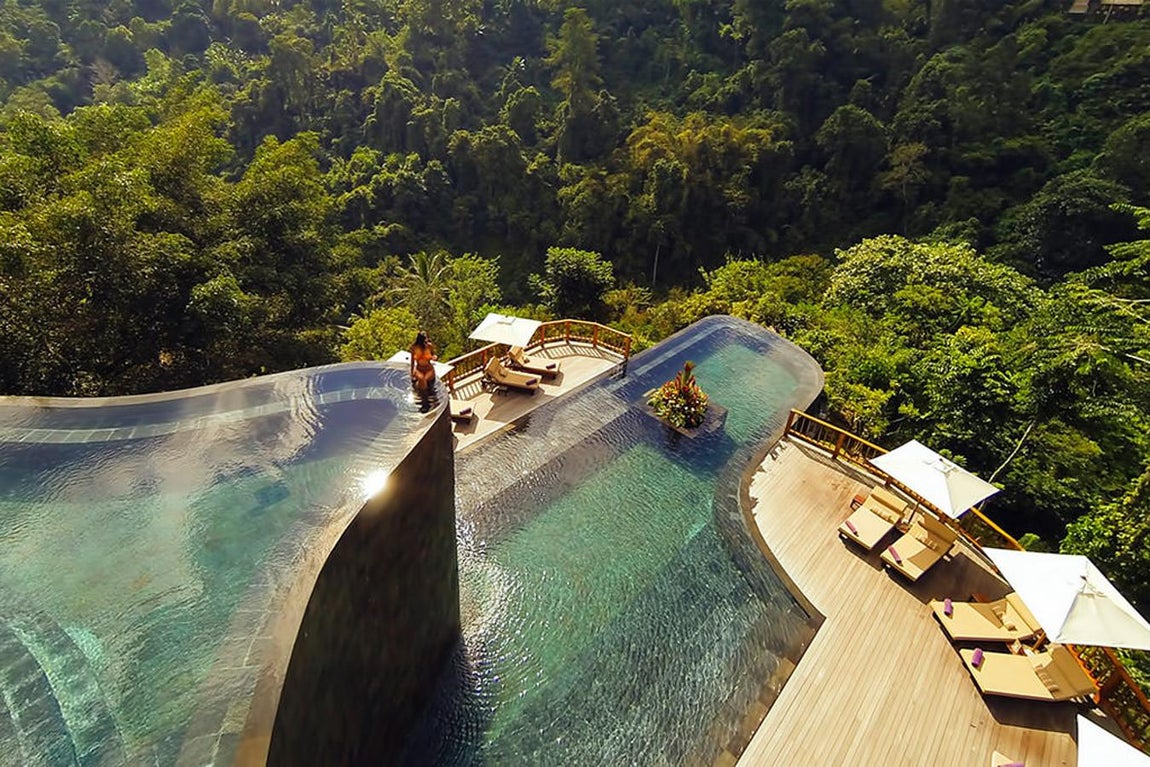 Hotel Hanging Gardens en Ubud, Indonesia. Escapar a Bali, isla de una provincia de Indonesia donde se encuentra este hotel, es una de las opciones que están en auge en los últimos meses… Y si ya de paso se quiere disfrutar de la mayor tranquilidad rodeado de naturaleza y lejos del descontrol de país que caracteriza a Indonesia, este hotel en la ciudad de Ubud será la mejor opción. ¿Por qué? Entre otras cosas por tener una de las piscinas más espectaculares del mundo. Sus impresionantes vistas solo te darán naturaleza y verde por todas partes. ¡Merece la pena!