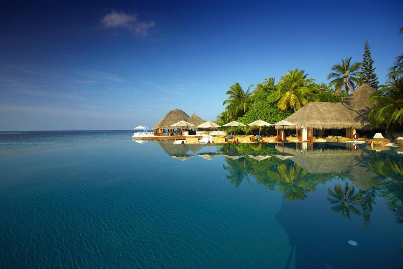Huvafen Fushi Resort, Maldivas. Cualquier complejo en las Maldivas es de lujo, pero el Huvafen Fushi Resort podría decirse que incluso más. El hotel se encuentra en el Atolón de Malé Norte y cuenta con una de las piscinas más espectaculares del mundo, uniéndose en el horizonte con el mar azul celeste de la zona. Además de la ‘infinity pool’, este resort tiene alguna que otra piscina más, incluyendo privadas.