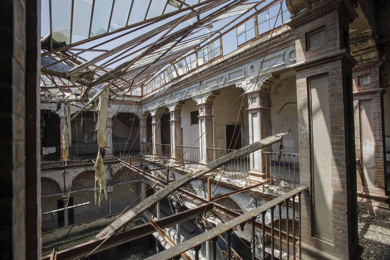 En el interior del antiguo cine de la calle Trajano (y II)