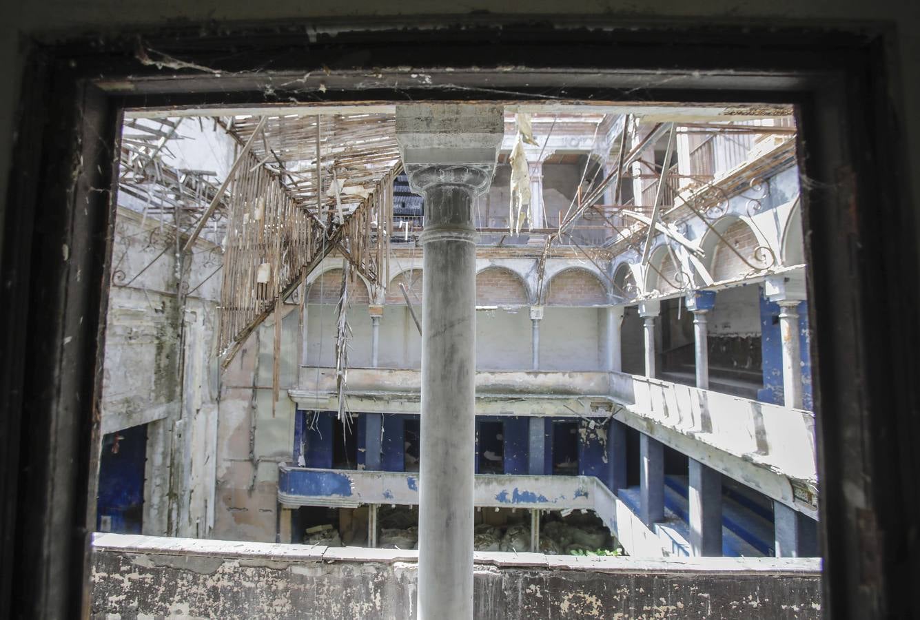 En el interior del antiguo cine de la calle Trajano (y II)