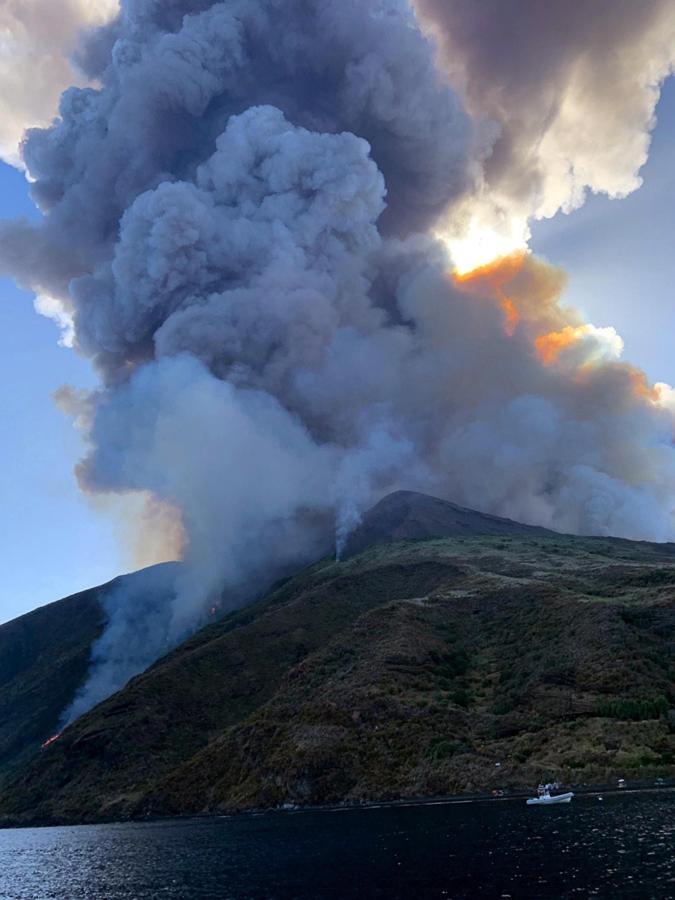 l jefe provincial de los bomberos de Messina, Giuseppe Biffarella, confirmó que la erupción produjo una víctima y dos heridos.. 