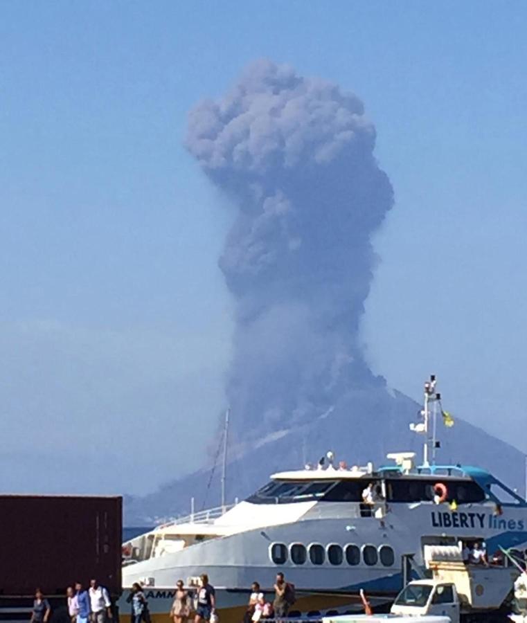 La erupción provocó «unas fuertes explosiones y después alrededor de otras 20 de menor intensidad, además de temblores». 