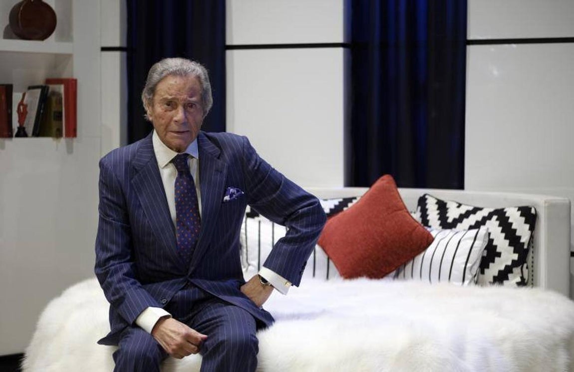 Arturo Fernández posa para una de las entrevistas que concedió a ABC. 