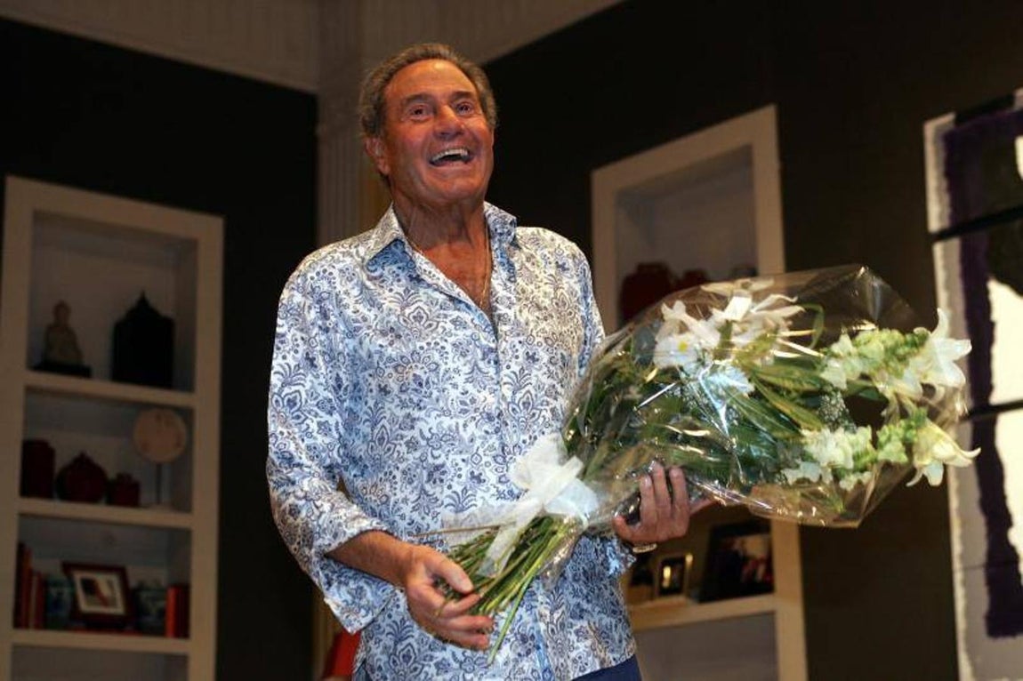 El actor, en 2009, celebrando su cumpleaños sobre el escenario del Teatro Marquina. 