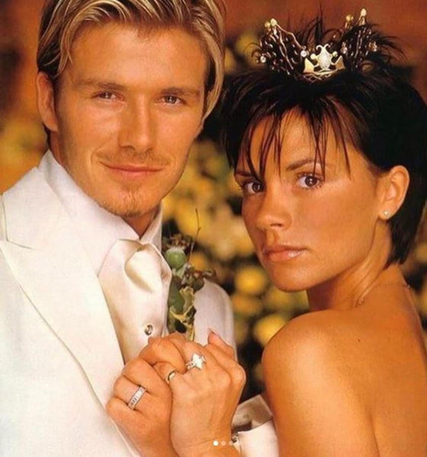 El día de su boda. David y Victoria Beckam contrajeron matrimonio el 4 de julio de 1999 en el castillo medieval de Luttrellstown, a las afueras de Dublín (Irlanda) en una discreta ceremonia de 29 invitados. Su hijo Brooklyn (20), de tan solo cuatro meses, fue el portador de las arras.