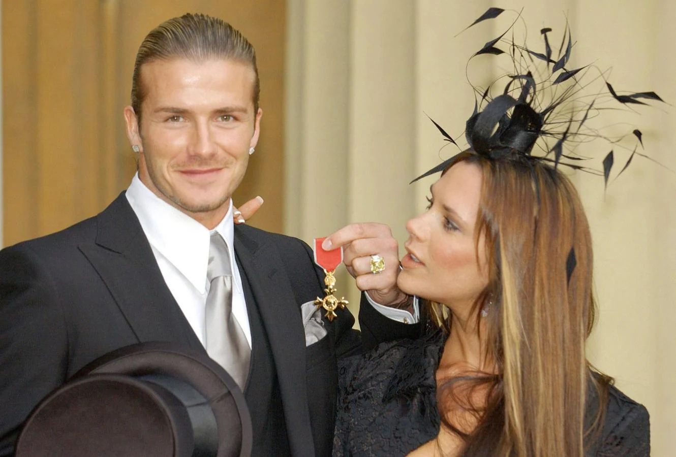Galardonado. En 2003, el ex futbolista recibió la Orden del Imperio Británico acompañado de su mujer.