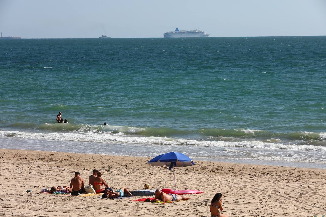 FOTOS: Se levanta la prohibición para baño en la playa de Fuentebravía