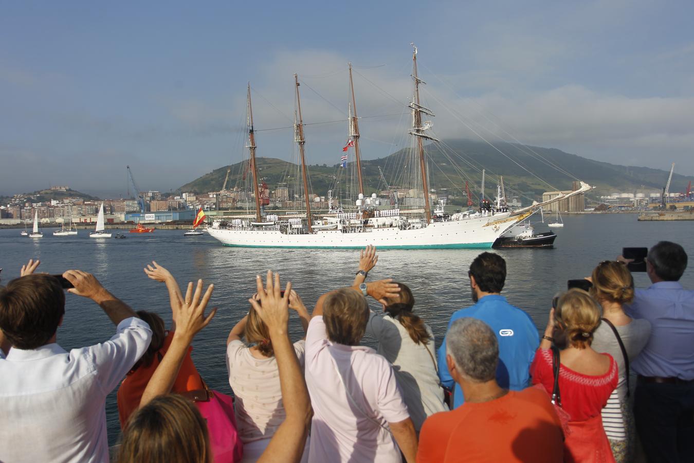 La bandera española ondea el mar. Salida de la regata Getxo-Getaria, acompañados por el buque de la Armada Juan Sebastián Elcano