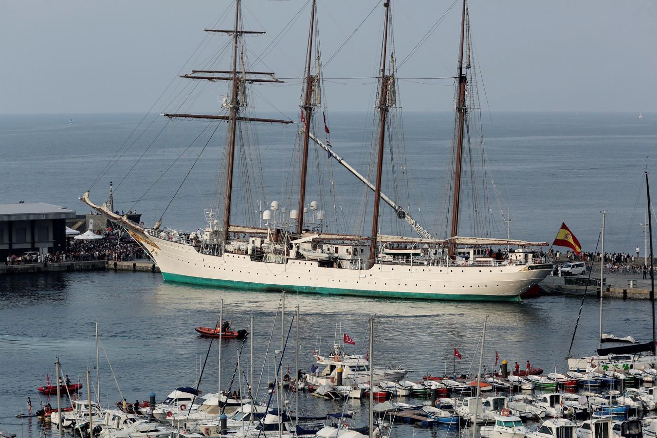 Imponente silueta. El buque escuela Juan Sebastián Elcano llega al puerto de Getaria (Guipúzcoa), que este fin de semana conmemorará el 500 aniversario de la gesta del marinero vasco y los 17 tripulantes que le acompañaban