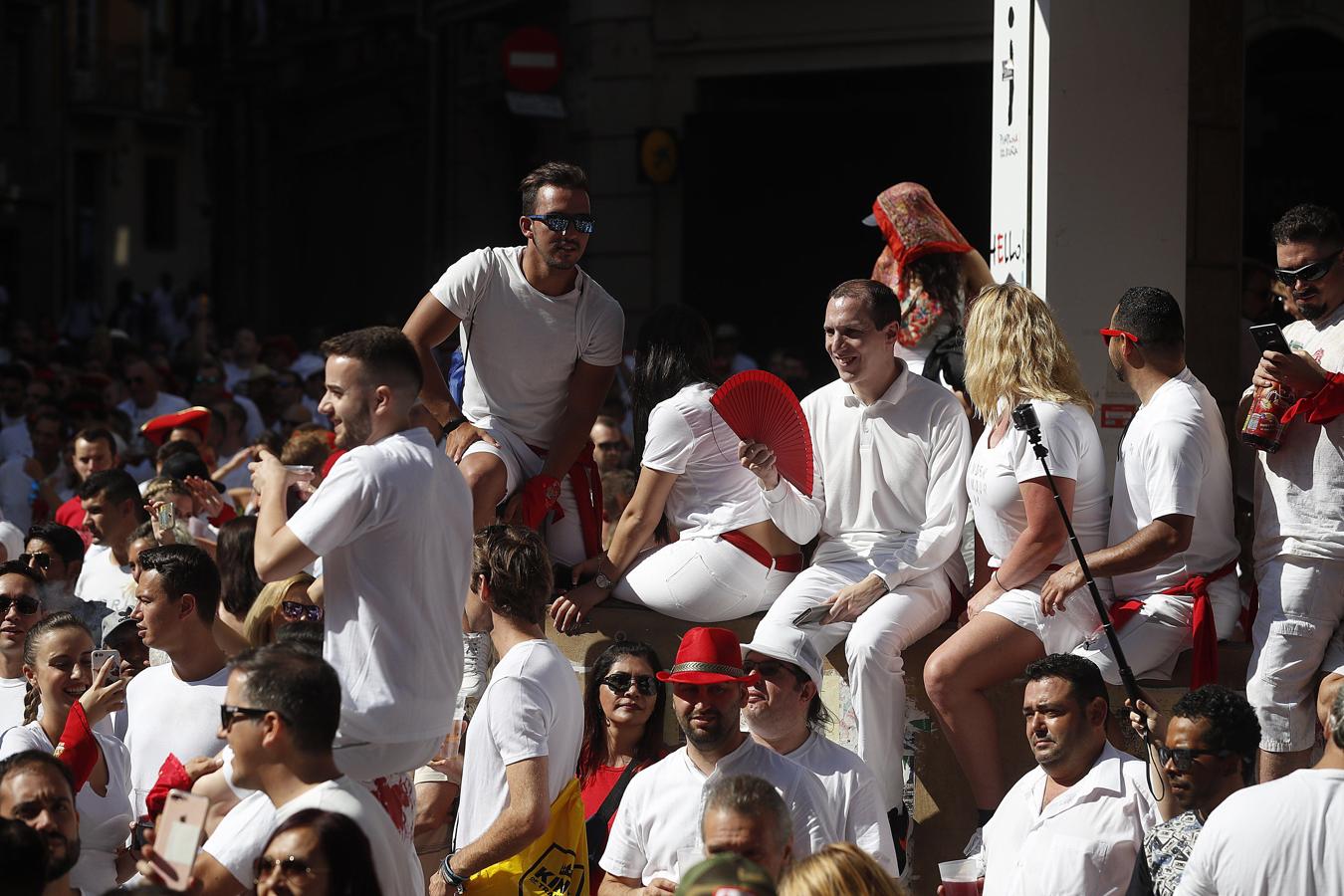 Una plaza abarrotada de personas, que desde horas antes se han ido congregando mostrando su disposición a meterse de lleno en la fiesta