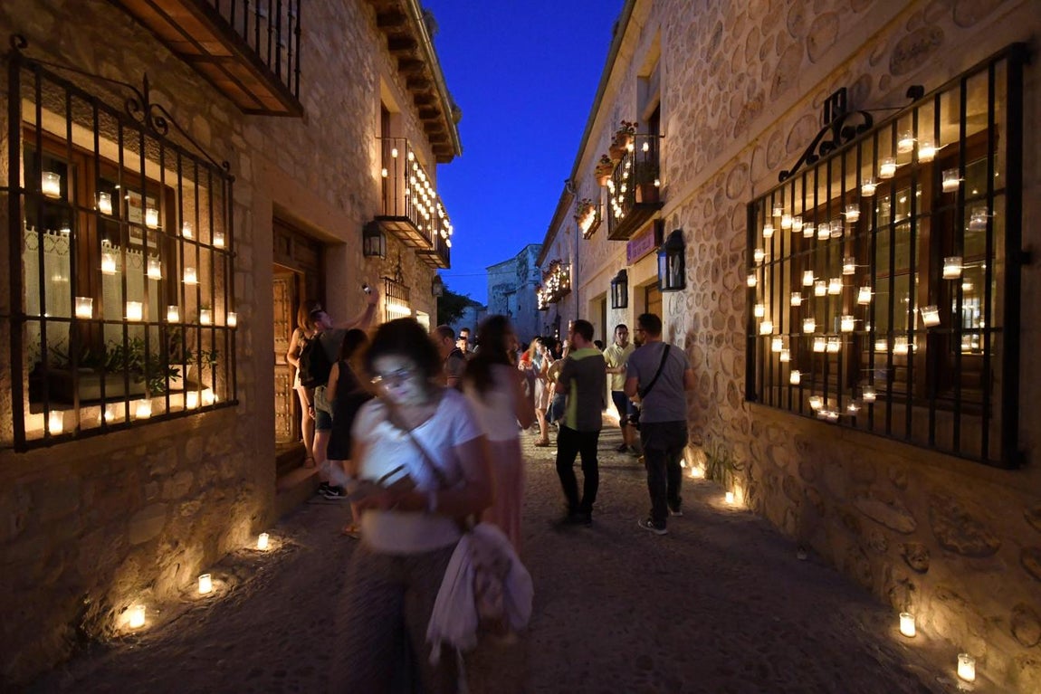 Las fotos y los selfies eran ayer parte de la estampa  en las calles de la villa segoviana