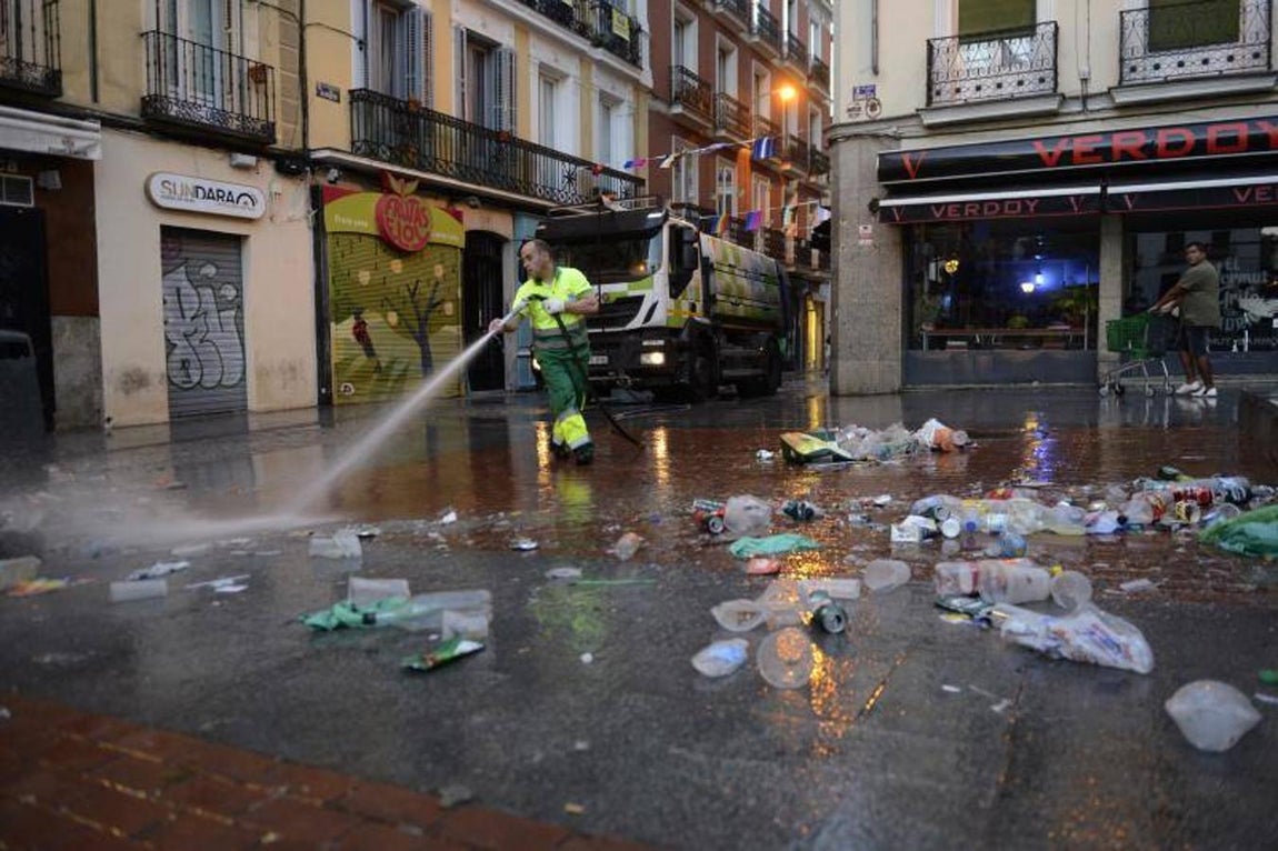9. Baldeo de la plaza de Chueca, esta mañana, para retirar la suciedad del pavimento