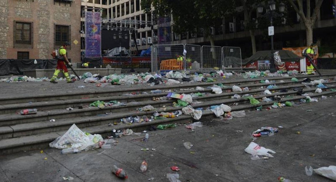 5. Entre los principales restos que han tenido que retirar los operarios municipales están los plásticos y las botellas de vidrio