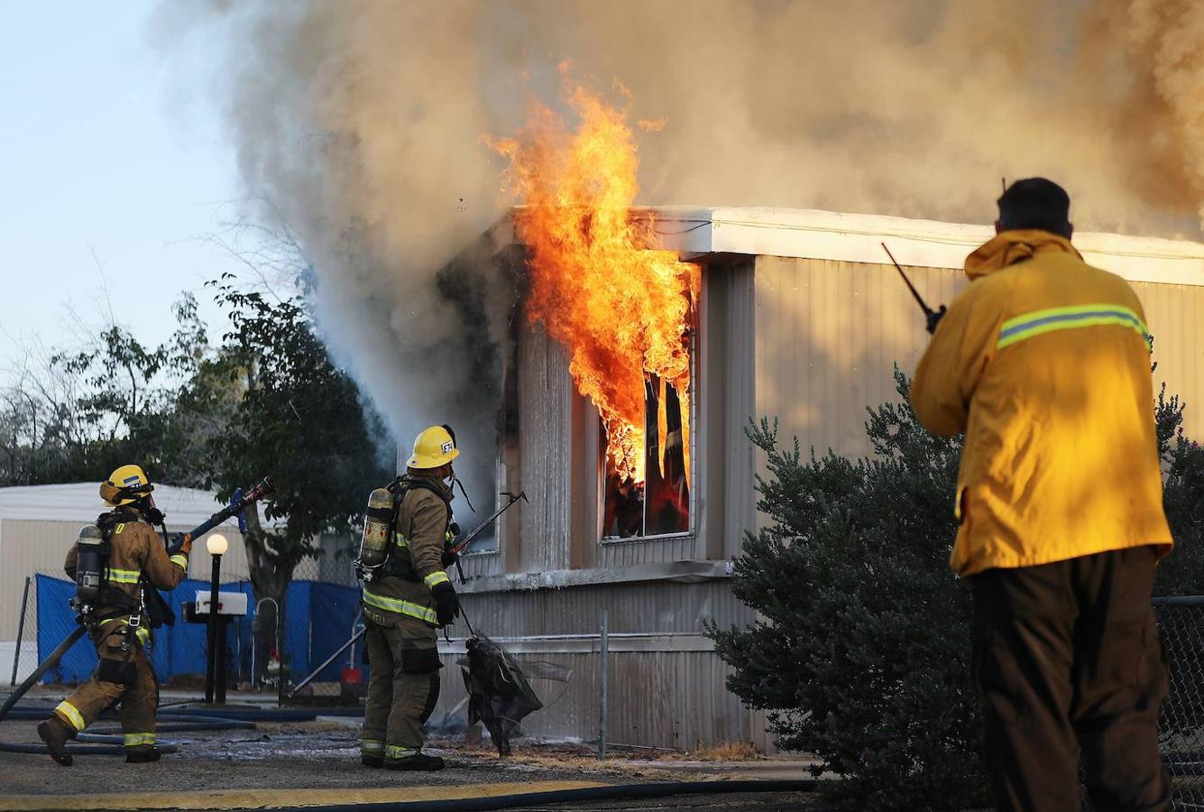 Bomberos se enfrentan a un incendio provocado por la sacudida. 