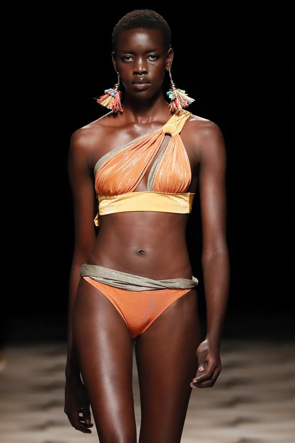 El desfile de Dolores Cortés en la MBFW, en imágenes