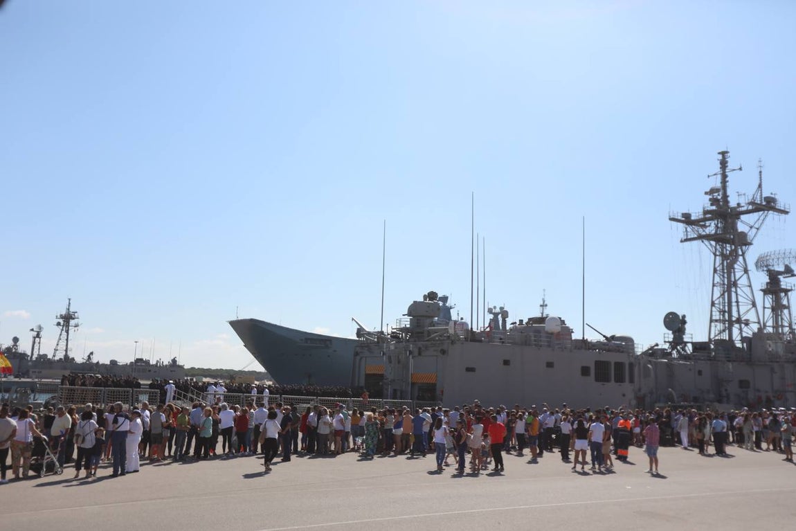 Las fotos de la despedida a la fragata Canarias