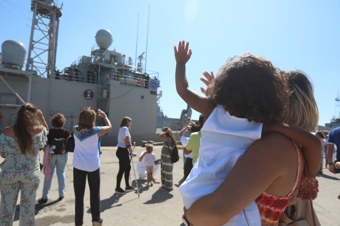 Las fotos de la despedida a la fragata Canarias