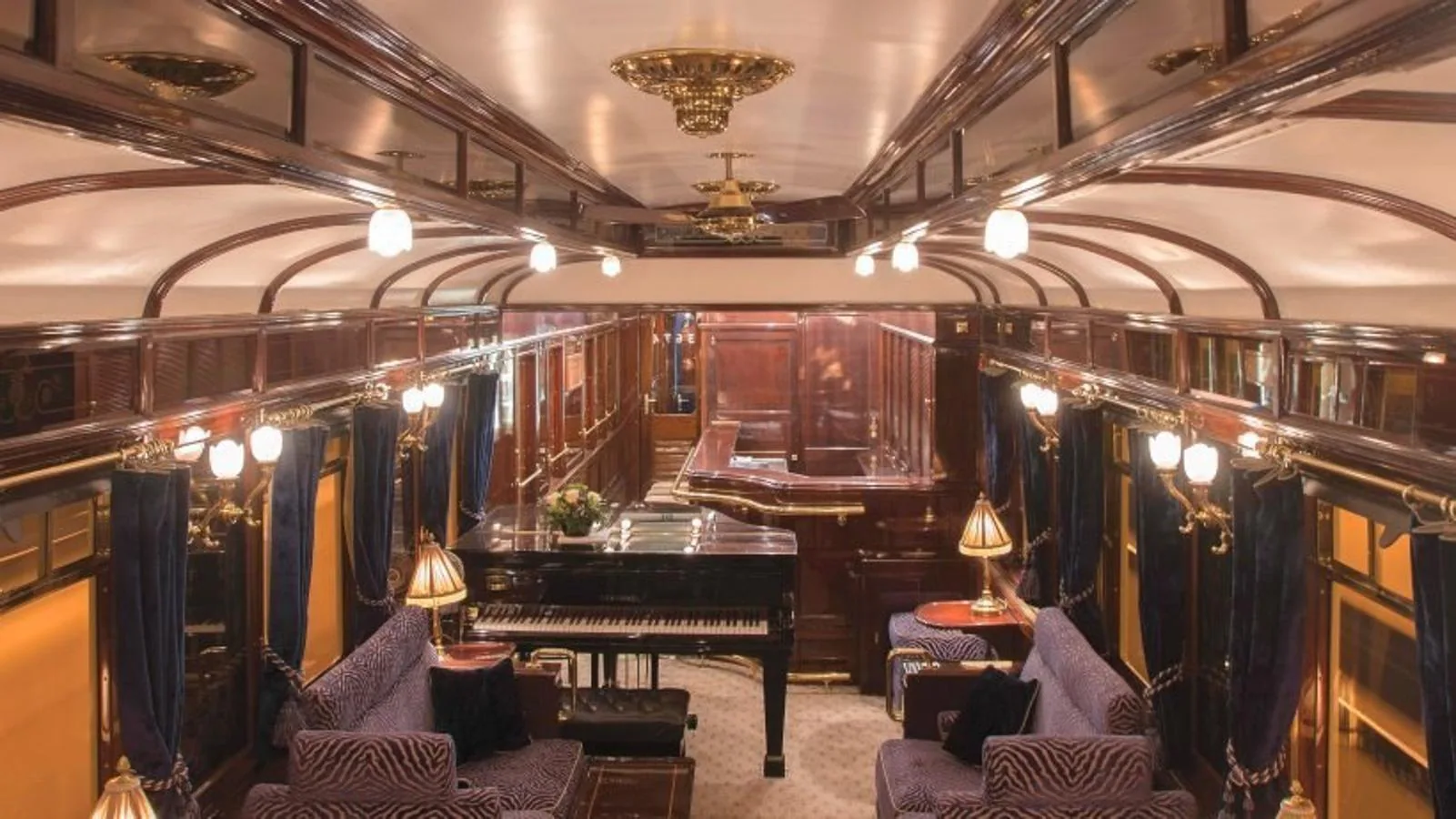 Venice Orient Express. Sus vagones están decorados con mobiliario fabricado con materiales nobles, madera pulida, tapizados y accesorios históricos. El tren transmite el lujo de la Edad de Oro de los viajes