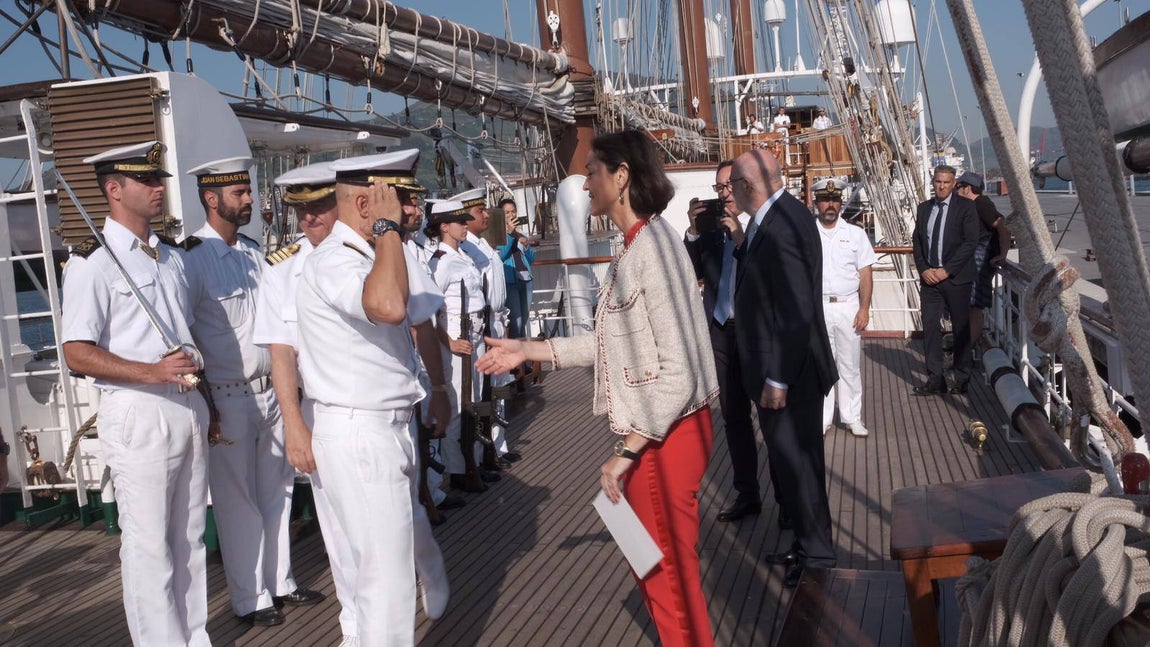 FOTOS: Elcano leva anclas tras recibir a miles de personas en Getxo