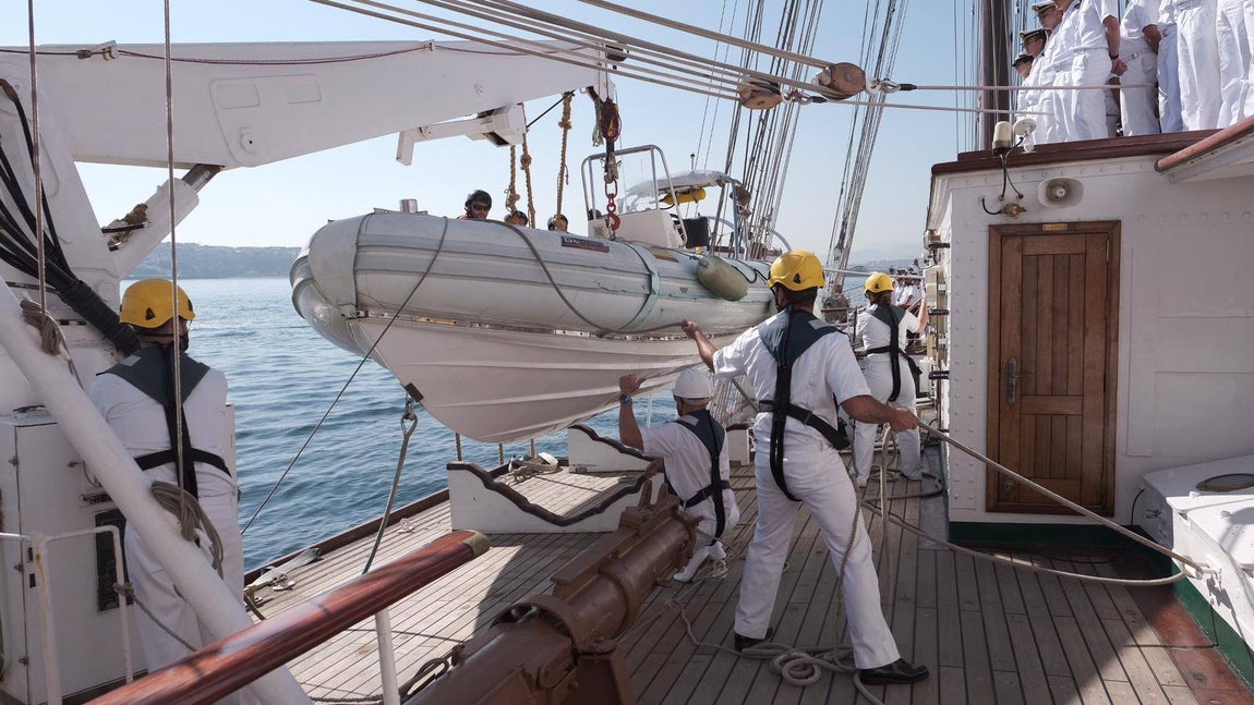 FOTOS: Elcano leva anclas tras recibir a miles de personas en Getxo