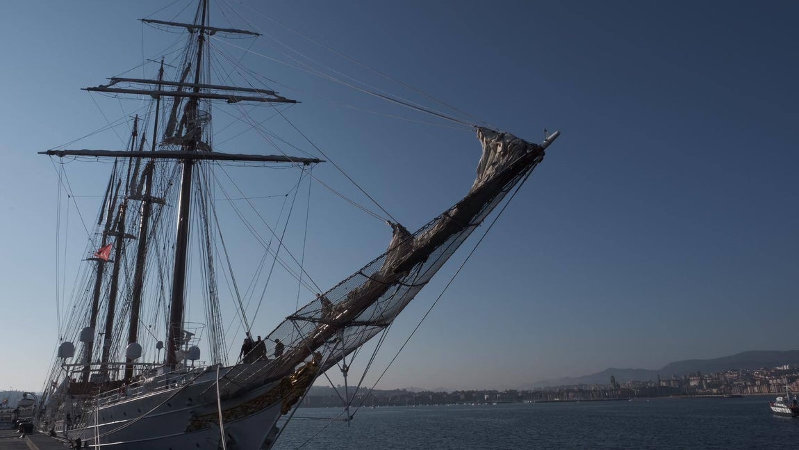 FOTOS: Elcano leva anclas tras recibir a miles de personas en Getxo