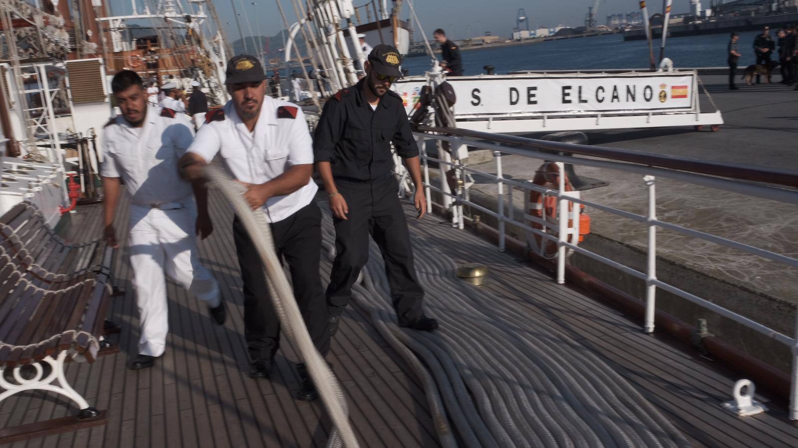 FOTOS: Elcano leva anclas tras recibir a miles de personas en Getxo