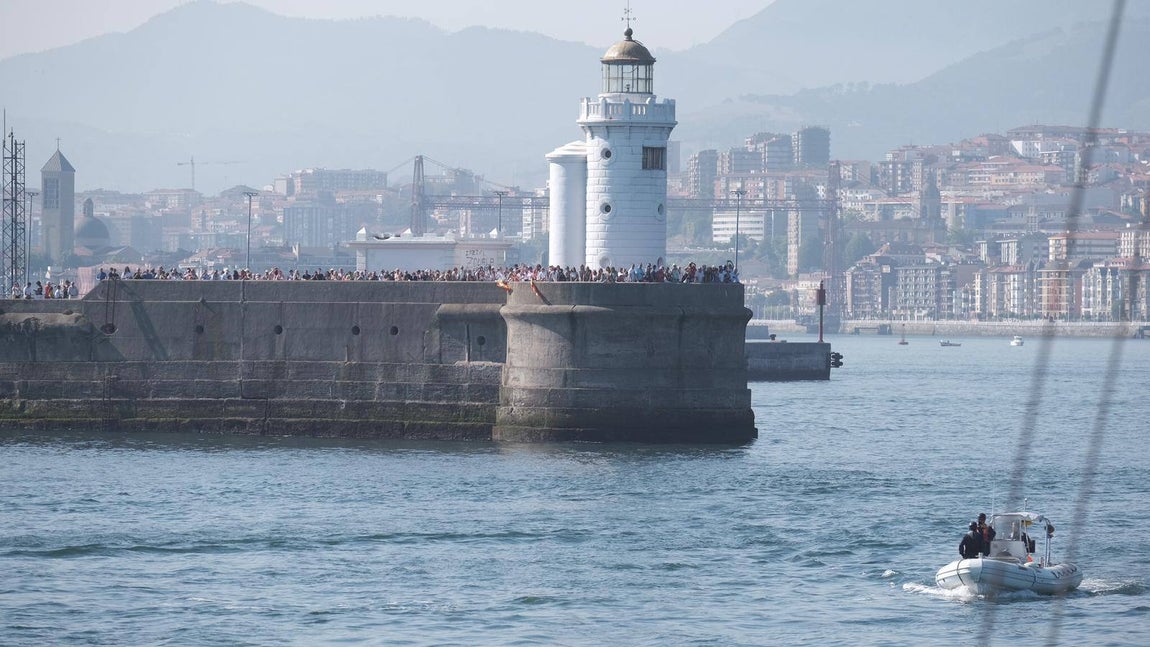 FOTOS: Elcano leva anclas tras recibir a miles de personas en Getxo