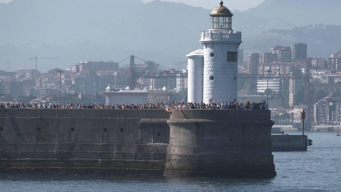 FOTOS: Elcano leva anclas tras recibir a miles de personas en Getxo