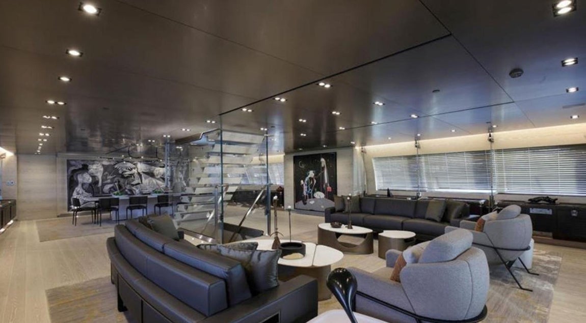 Badis 1. Se propulsa con 2 MTU (16V 2000 M72) diésel y hélices de doble husillo. Es capaz de alcanzar una velocidad máxima de 17,5 nudos