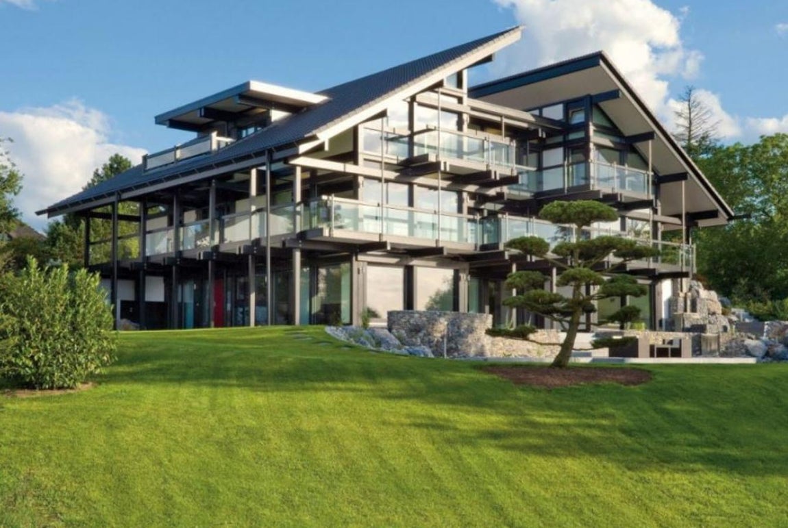 Reino Unido. Banderas se compró en 2016 esta casa prefabricada de lujo en Surrey, un condado al sudeste de Inglaterra donde vive con su actual pareja, Nicole Kimpel