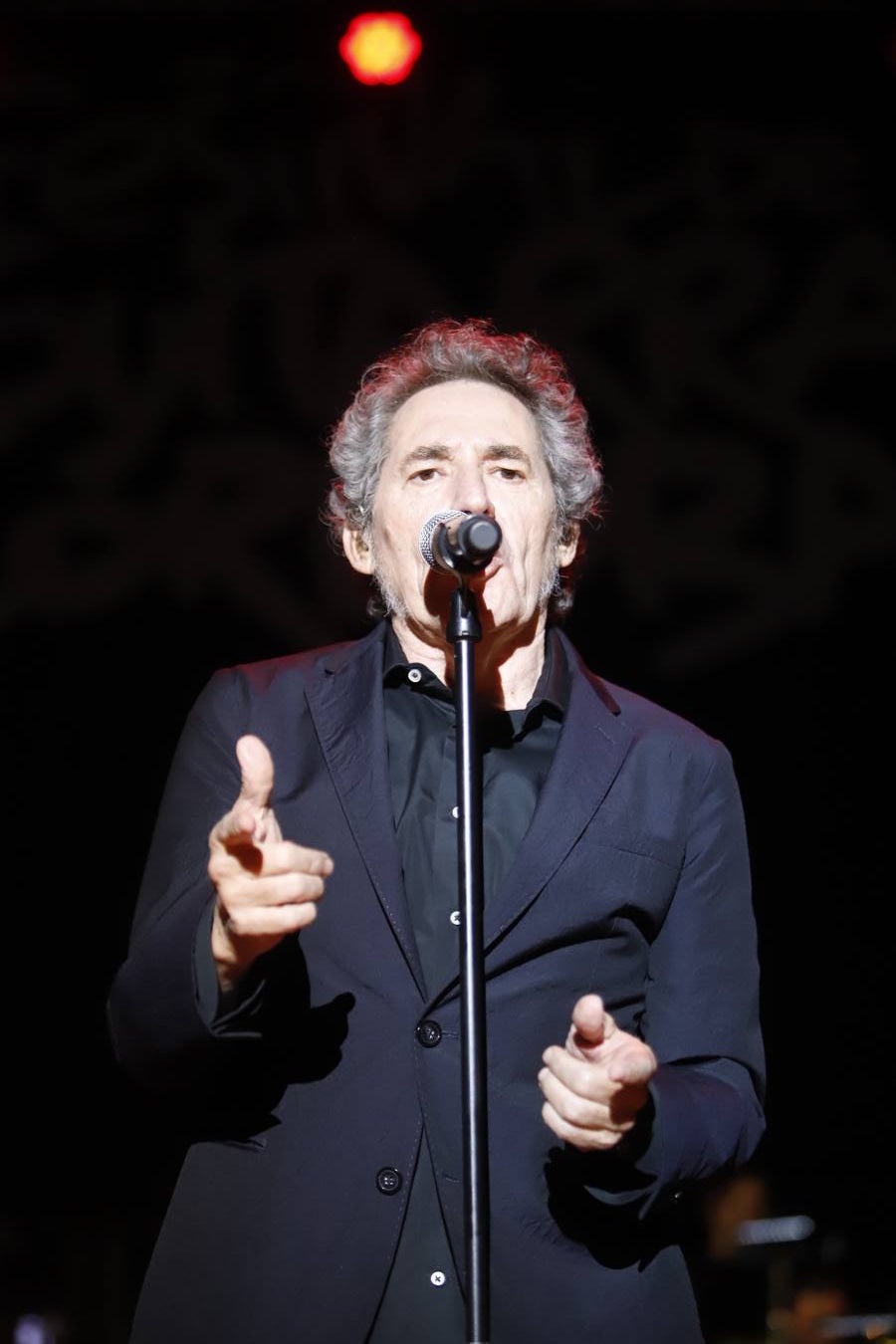 Miguel Ríos cierra el Festival de la Guitarra de Córdoba con su «rock sinfónico»