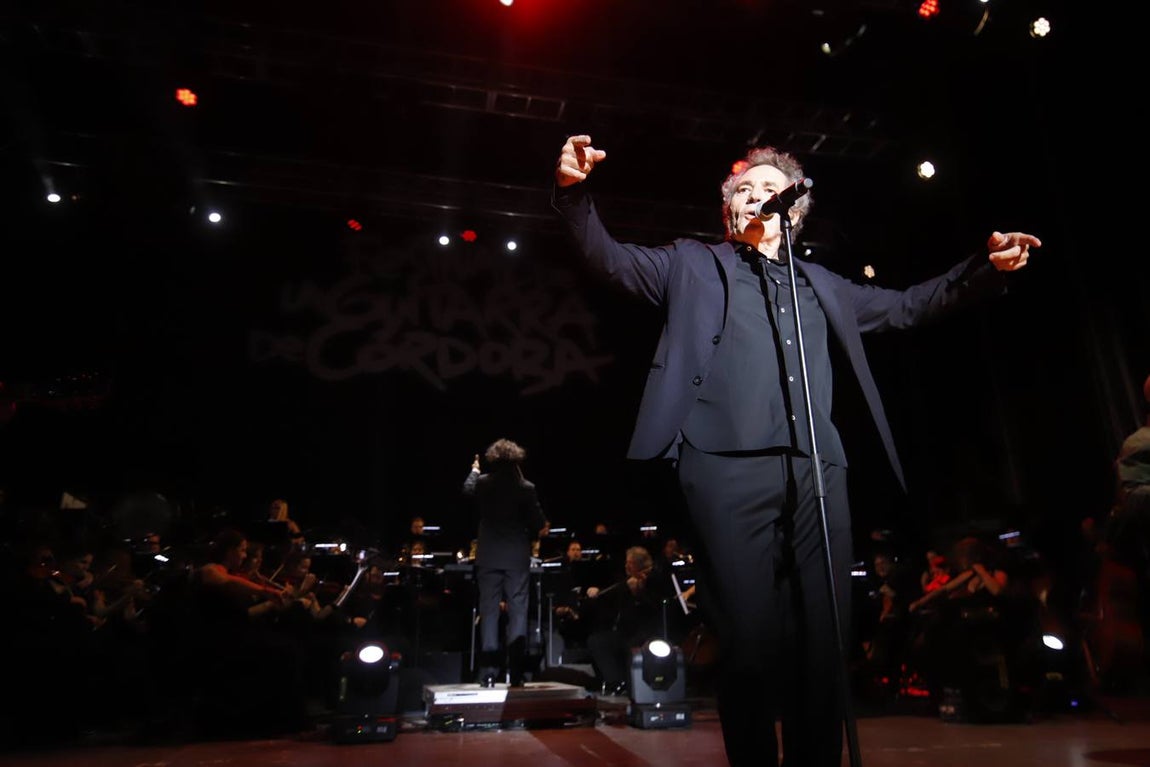 Miguel Ríos cierra el Festival de la Guitarra de Córdoba con su «rock sinfónico»