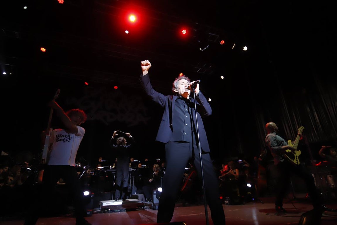 Miguel Ríos cierra el Festival de la Guitarra de Córdoba con su «rock sinfónico»