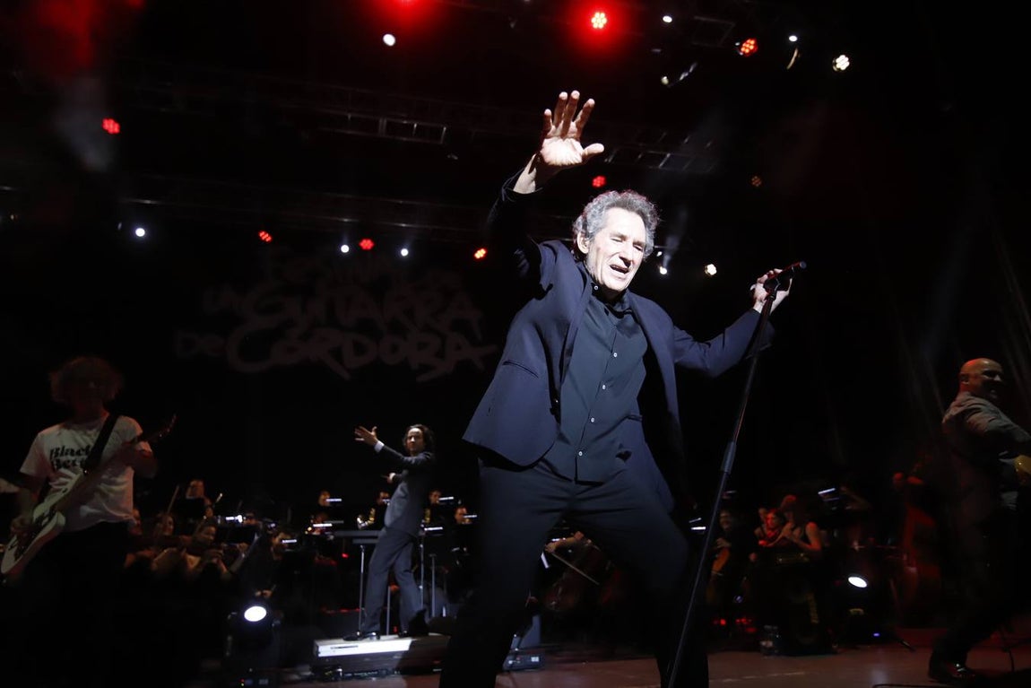 Miguel Ríos cierra el Festival de la Guitarra de Córdoba con su «rock sinfónico»