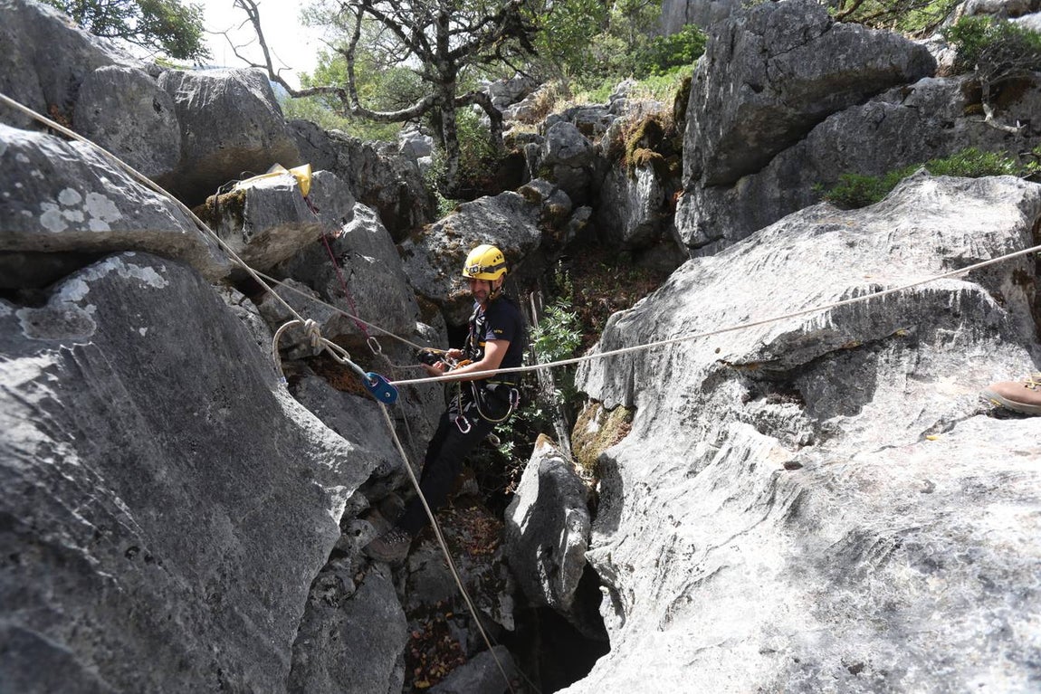 FOTOS: El Grupo de Rescate en Montaña de Bomberos de Cádiz, en acción