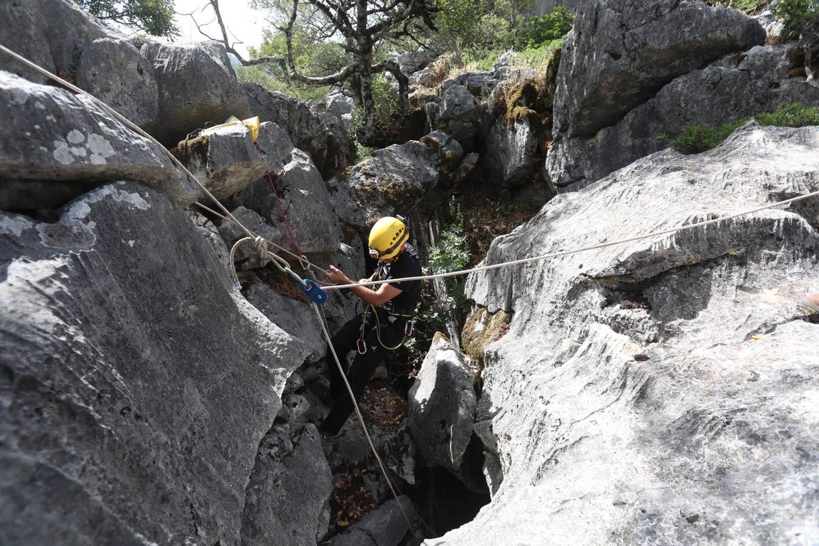 FOTOS: El Grupo de Rescate en Montaña de Bomberos de Cádiz, en acción