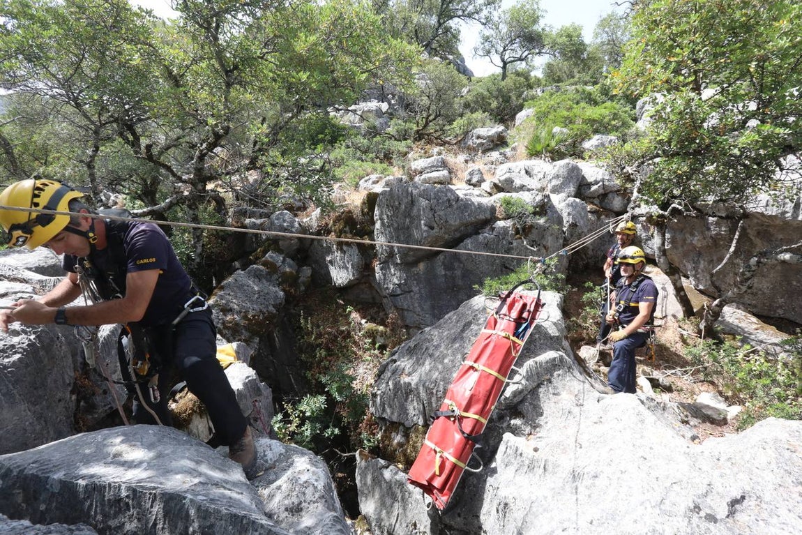 FOTOS: El Grupo de Rescate en Montaña de Bomberos de Cádiz, en acción