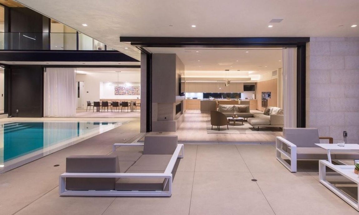 Terraza. Se dice que cuando Michelle Obama llegó a la vivienda se tomaron fuertes medidas de seguridad para preservar su intimidad e incluso hizo falta apagar todas las cámaras de seguridad que se encuentran repartidas por la vivienda. Los lugares que la exprimiera dama habitó dentro de la mansión solo lo sabe ella.