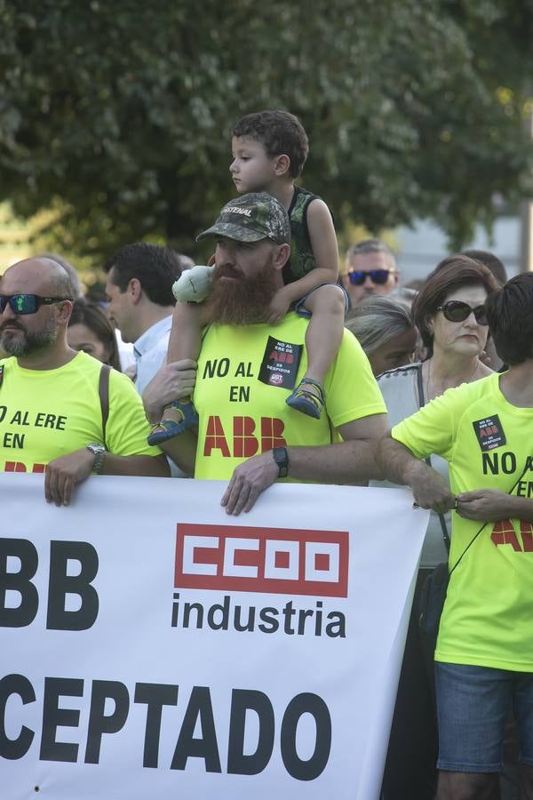 La manifestación contra el ERE en ABB Córdoba, en imágenes